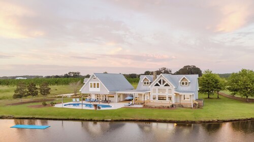 Georgia on My Mind
Coastal farmhouse on 190 acres for total privacy - sleeps 12