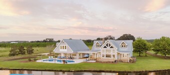 Georgia on My Mind
Coastal farmhouse on 190 acres for total privacy - sleeps 12