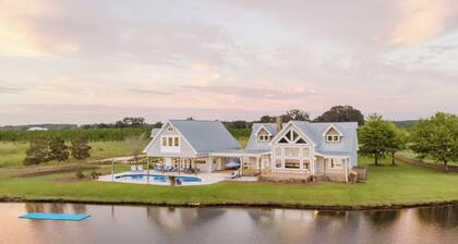 Georgia on My Mind
Coastal farmhouse on 190 acres for total privacy - sleeps 12