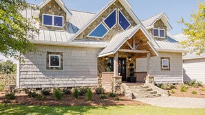 A two-story house with a stone facade, a front porch with steps, and a small garden area. - Georgia on My Mind
Coastal farmhouse on 190 acres for total privacy - sleeps 12 (Jesup)