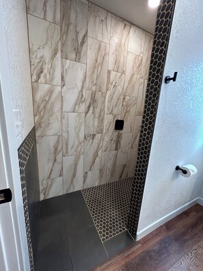 Deluxe Studio, Roll-in Shower, Non Smoking | Bathroom | Hair dryer, towels, soap, shampoo