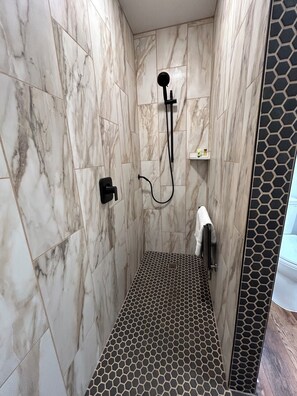 Estudio Deluxe, ducha adaptada, no fumadores | Baño | Secador de pelo, toallas, jabón y champú