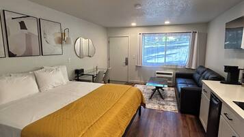 Estudi Deluxe, dutxa accessible en cadira de rodes, no fumadors | Planxa i posts de planxar i wifi gratuïta