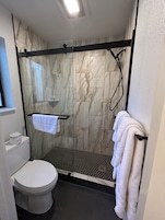 Classic Double Room | Bathroom | Hair dryer, towels, soap, shampoo