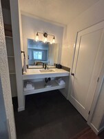 Quarto casal clássico | Banheiro | Secador de cabelo, toalhas de banho, sabonete, shampoo