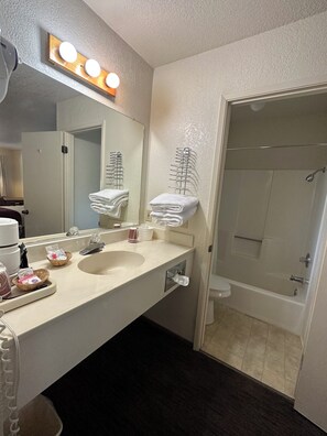 Máy sấy tóc, khăn tắm, xà phòng, dầu gội 