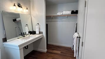 Deluxe-Studio, rollstuhlgeeignete Dusche, Nichtraucher | Badezimmer | Haartrockner, Handtücher, Seife, Shampoo