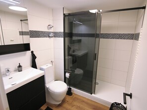 Shower, free toiletries, hair dryer, towels - Apartment Rundum glücklich - Karlsruhe City (Karlsruhe)