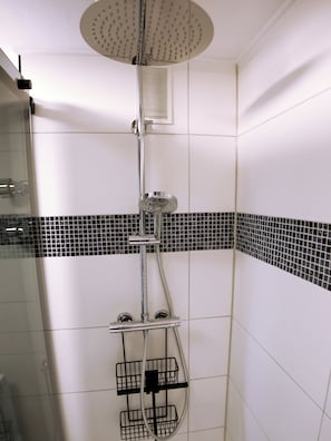 Ducha, artículos de tocador gratuitos, secador de pelo, toallas