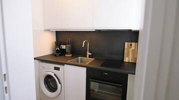 Kühlschrank, Mikrowelle, Ofen, Herdplatte