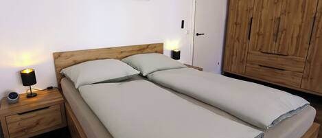 1 bedroom, desk, free WiFi, bed sheets