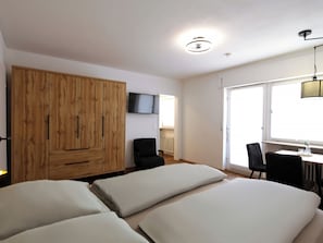 1 bedroom, desk, free WiFi, bed sheets