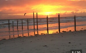På stranden, solstolar och strandhanddukar