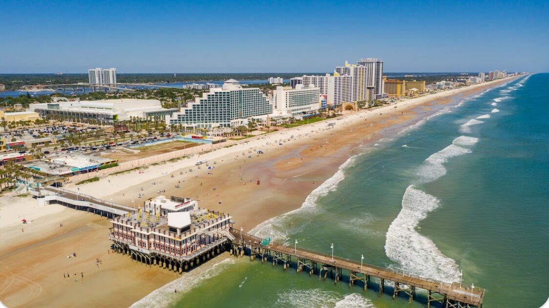 På stranden, solsenger og strandhåndklær