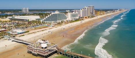 På stranden, solsenger og strandhåndklær
