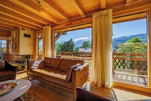 Télévision, cheminée, livres