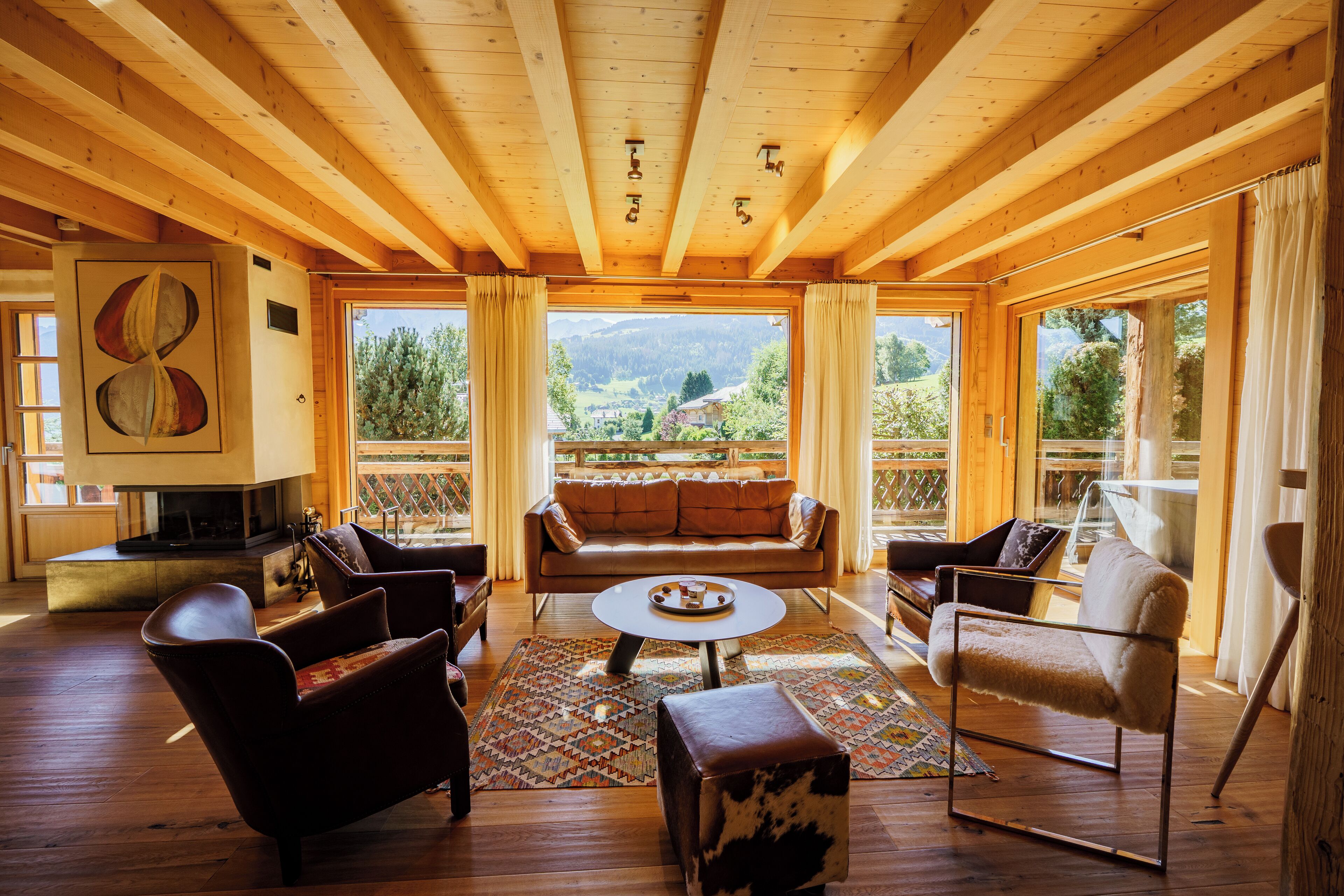 Télévision, cheminée, livres