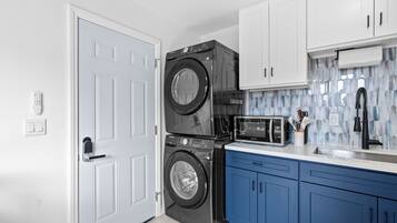 Een magnetron, een kookplaat, een koffiezetapparaat/waterkoker