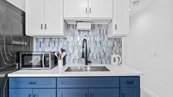 Een magnetron, een kookplaat, een koffiezetapparaat/waterkoker