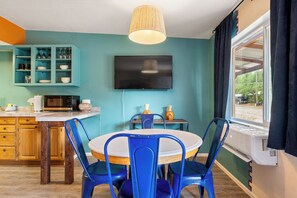 Townhome | Private kitchen | Full-size fridge, microwave, oven, stovetop - Rose Tree (Moab)