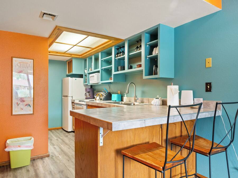 Refrigerador con freezer, microondas, horno, placa de cocina