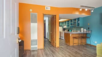 Townhome | Private kitchen | Full-sized fridge, microwave, oven, stovetop