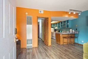 Nhà liên kế | Bếp riêng | Tủ lạnh, lò vi sóng, lò nướng, bếp nấu 