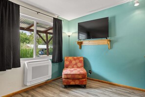 Townhome | Living area | 45-inch flat-screen TV with digital channels, Netflix, Hulu - Rose Tree (Moab)