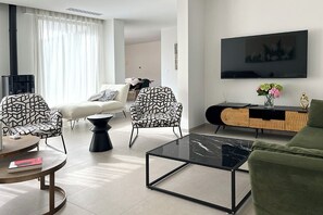 Smart TV, fireplace, ping pong, books