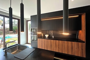 Réfrigérateur, four à micro-ondes, un four, surface de cuisson