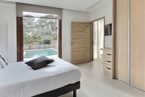 6 bedrooms, iron/ironing board, free WiFi, bed sheets