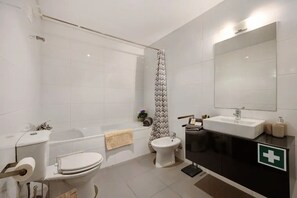 Bidet, towels, toilet paper - Luxurious Penthouse Duplex (Portimão)