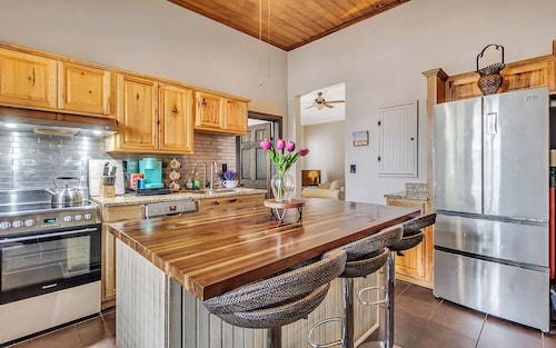 Charming Garden Flat , Porch, Herbs & History, Walk to historic Forsyth Park