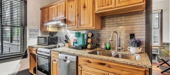 Charming Garden Flat , Porch, Herbs & History, Walk to historic Forsyth Park