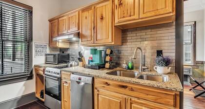 Charming Garden Flat , Porch, Herbs & History, Walk to historic Forsyth Park