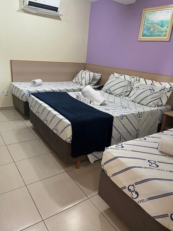 Chambre quadruple Standard | Bureau, espace de travail pour ordinateurs portables