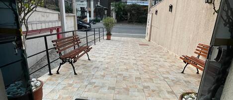 Fachada da propriedade à noite