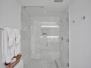 Douche, séchoir à cheveux, serviettes fournies, savon