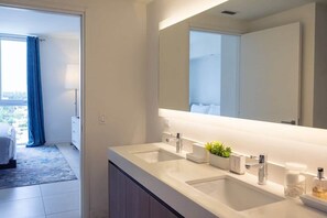 1 bedroom, desk, iron/ironing board, free WiFi - Fort Lauderdale Luxe - Beach + Rooftop Pools (Fort Lauderdale)