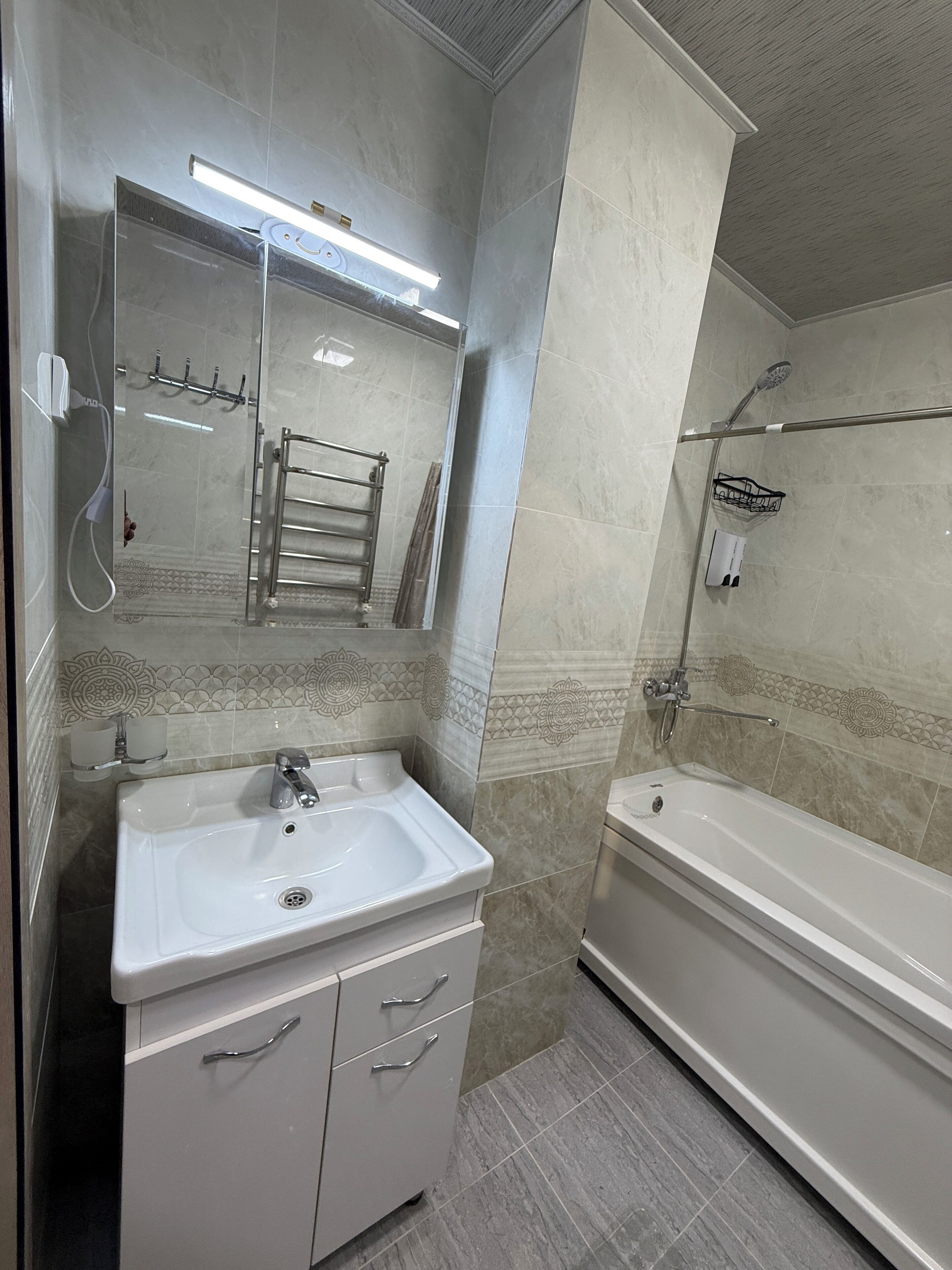 Secadora de cabello, toallas, jabón, papel de baño 