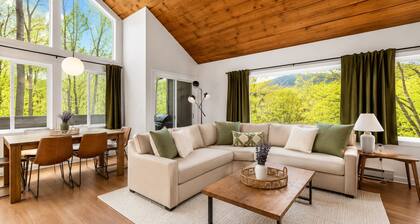 5BR Next to Clubhouse with Outdoor Pool, Hot Tubs & Tennis, Steps from Loon