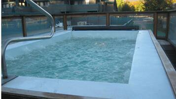 Bañera de hidromasaje al aire libre