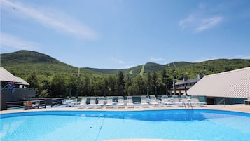Una piscina cubierta, una piscina al aire libre