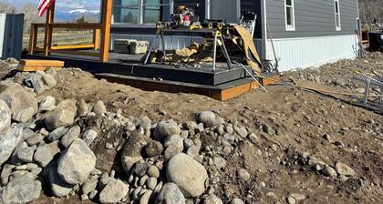 Private room with private bathroom. One mile from town and the hospital.