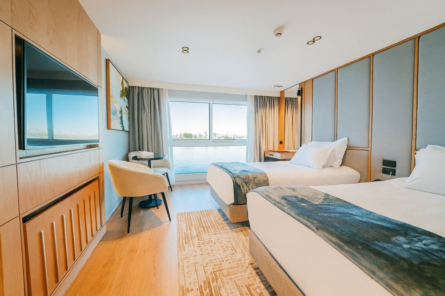 Caixa forta a l'habitació i cortines opaques 