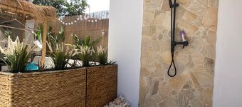 Palm Beach Vacaysuites - Coconut Suite - Top Floor