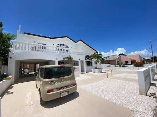 Palm Beach Vacaysuites - Coconut Suite - Top Floor