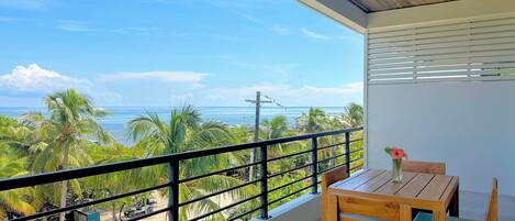 Huvila, 2 makuuhuonetta, merinäköala, valtameren rannalla | Terassi/patio