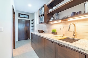 Estudi, 1 llit de matrimoni, vistes al mar, primera línia de mar | Cuina privada | Frigorífic gran, microones i placa de cuina