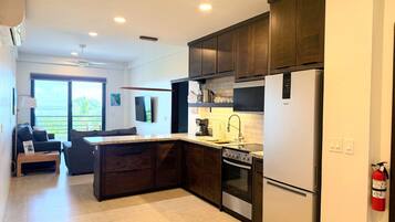 Villa, 2 chambres, vue mer, en front de mer | Cuisine privée | Grand réfrigérateur, micro-ondes, plaque de cuisson